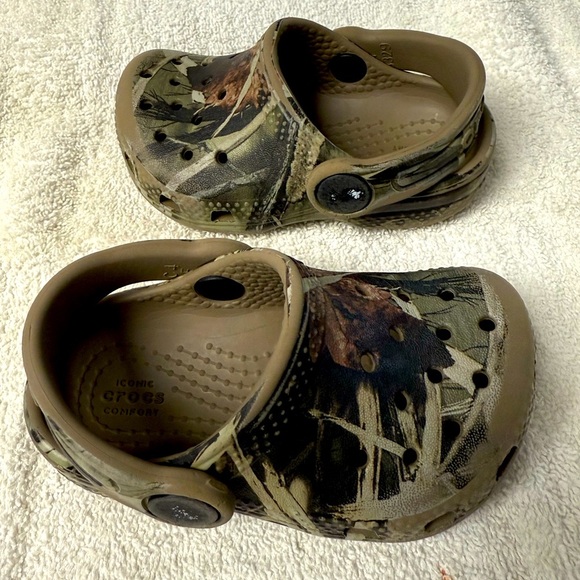 The Crocs Kids Toddler Size C 4 Baby Camo Slip On Clogs Unisex - Picture 9 of 9